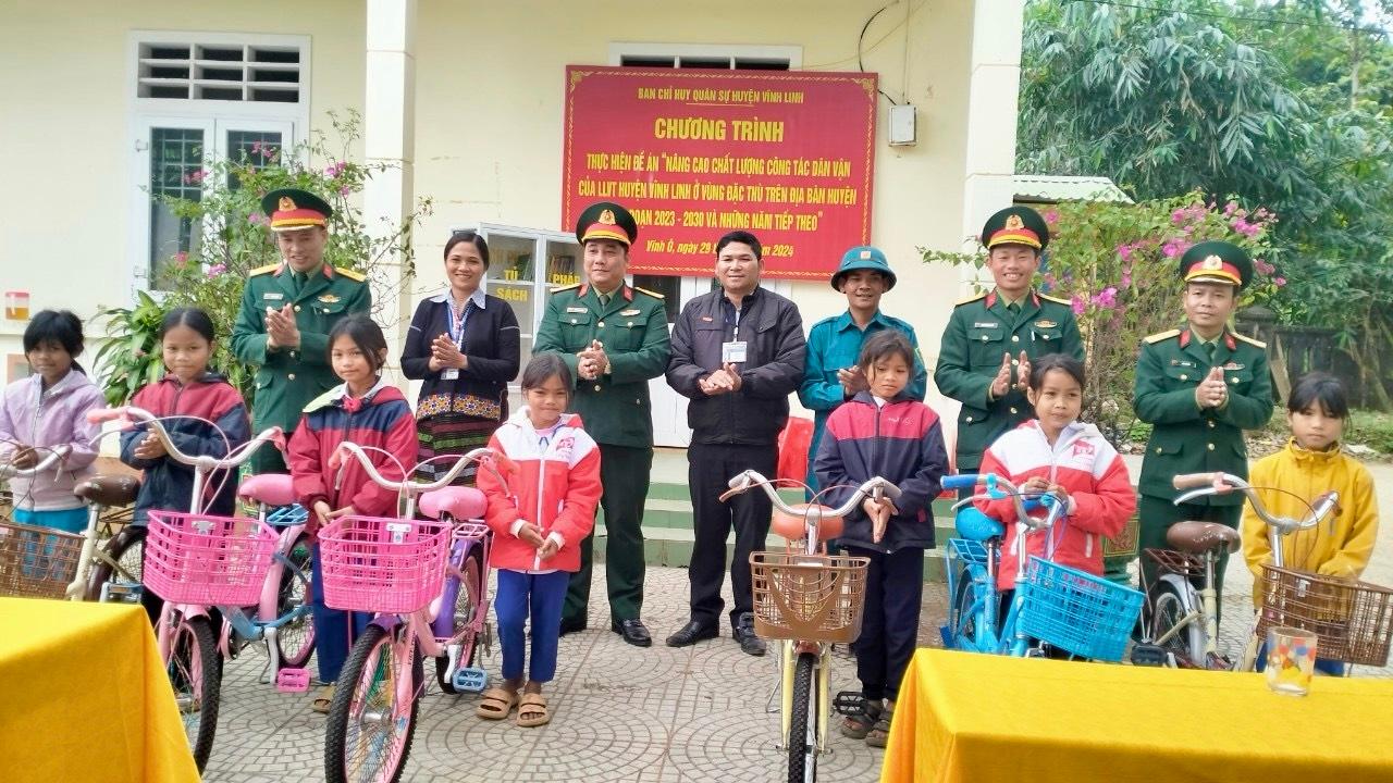 Ban Chỉ huy Quân sự huyện Vĩnh Linh tặng quà cho học sinh nghèo vượt khó và các gia đình khó khăn